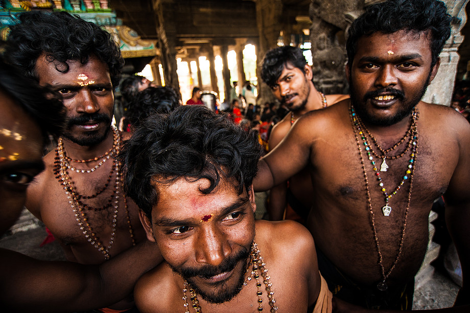 Wyznawcy boga Ayyappana przed Sri Ekambaranathar Temple, Kanchipuram (Indie. Dzień jak nie codzień.)